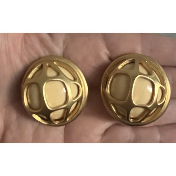VTG 80s Les Bernard Signed VO Etruscan Caged Dome Ivory Lucite Clip On Earrings - Picture 1 of 12